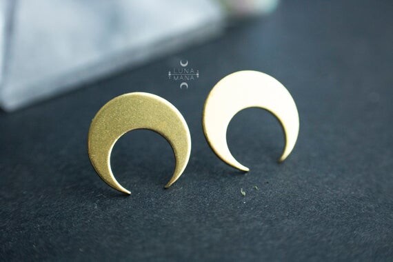 Boucles d'oreille Lune dorée (puce et clou d&#39;oreille, astre, croissant de lune, laiton, petite boucles), idée cadeau.