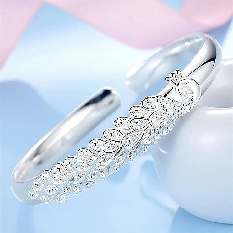 Bracelet en argent avec un motif de paon