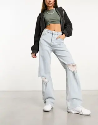 In The Style - Exclusivité - Jean mom ample effet vieilli - Bleu clair délavé | ASOS
