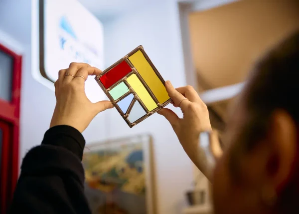 Initiez-vous à l'art du vitrail avec Sophie