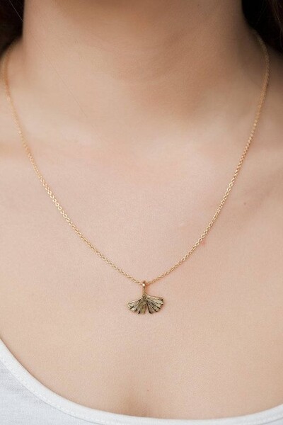 Collier pendentif feuille de ginkgo plaqué or