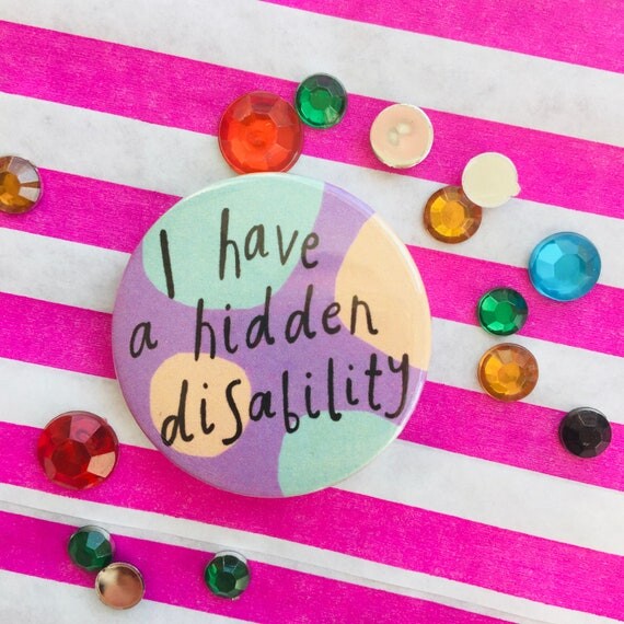 Handicap caché, tous les handicaps ne sont pas visibles, épinglette de cuillère, insigne d’autosoins, épinglette d’affirmation, insigne de maladie chronique, badge de maladie invisible