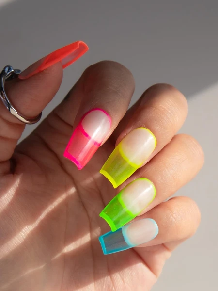 Effets pression néon arc-en-ciel, faux ongles faits main de qualité supérieure, forme de cercueil long, pointe en gelée, couleurs vives et