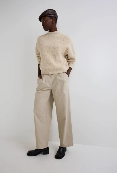 Pull mouliné contenant de la laine