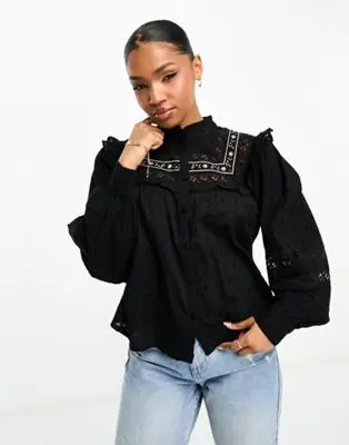 Pimkie - Blouse à col montant et bords volantés avec empiècement en dentelle - Noir | ASOS