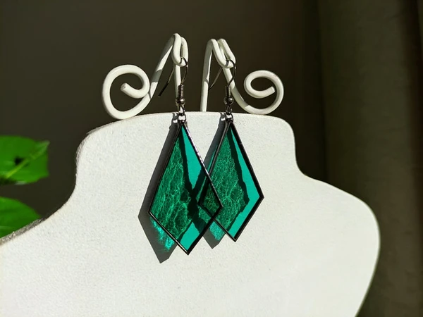 Boucles d'oreilles en vitrail, bijoux vert émeraude, cadeau de boucles d'oreilles attrape-soleil, bijoux soudés, boucles d'oreilles