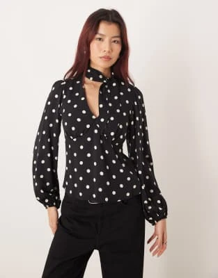 Nobody's Child - Blouse à pois avec encolure nouée - Bleu marine