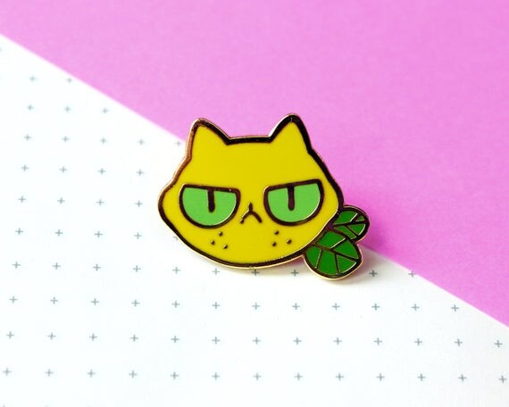 broche émail Sourpuss