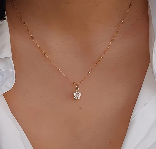 Flower pendant necklace, women's necklace, discreet and delicate jewelry, fine gold chain necklace, birthday gift.