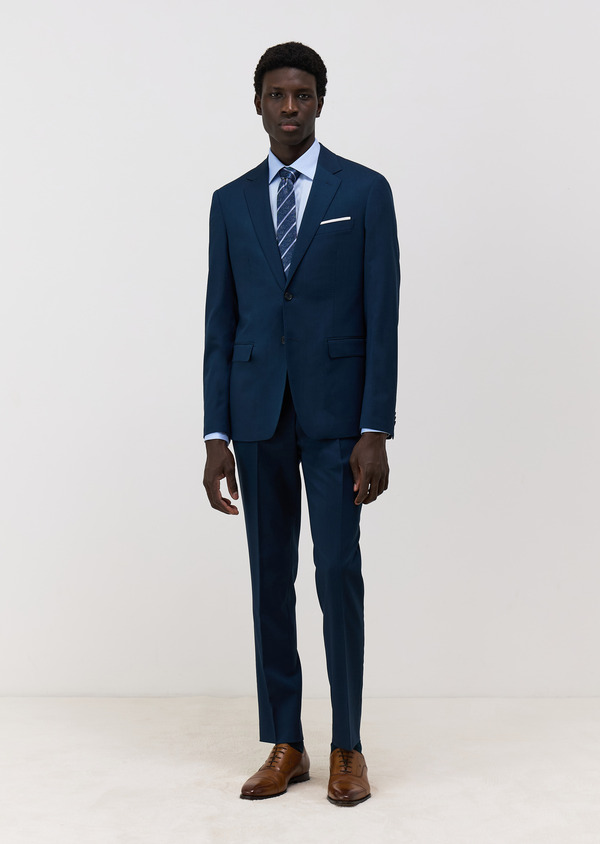 Chemise Rose Quelle Couleur De Chemise Avec Un Costume Noir