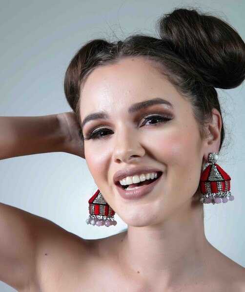 BOUCLES D’OREILLES DE TENTE DE CIRQUE avec pierres Howlite et cristaux roses, collection de bijoux Carnival, boucles d’oreilles de collection brodées à la main