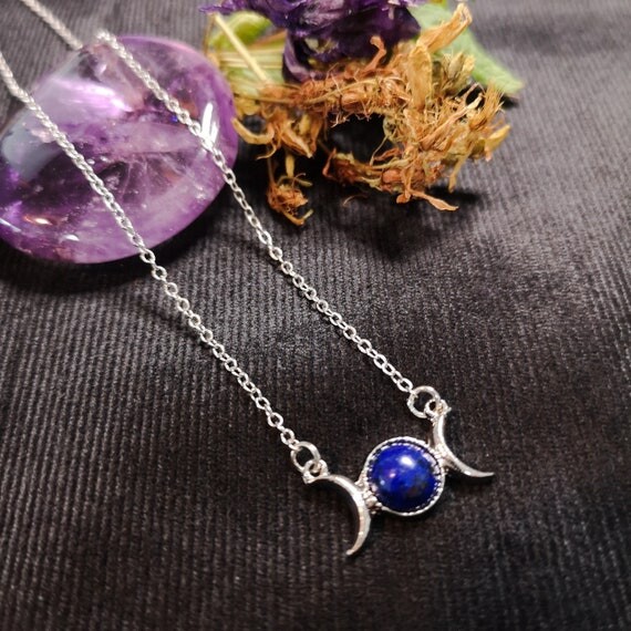 Collier triple lune avec perle de lapis lazuli bijou païen wicca wiccan collier de sorcière neo paganisme