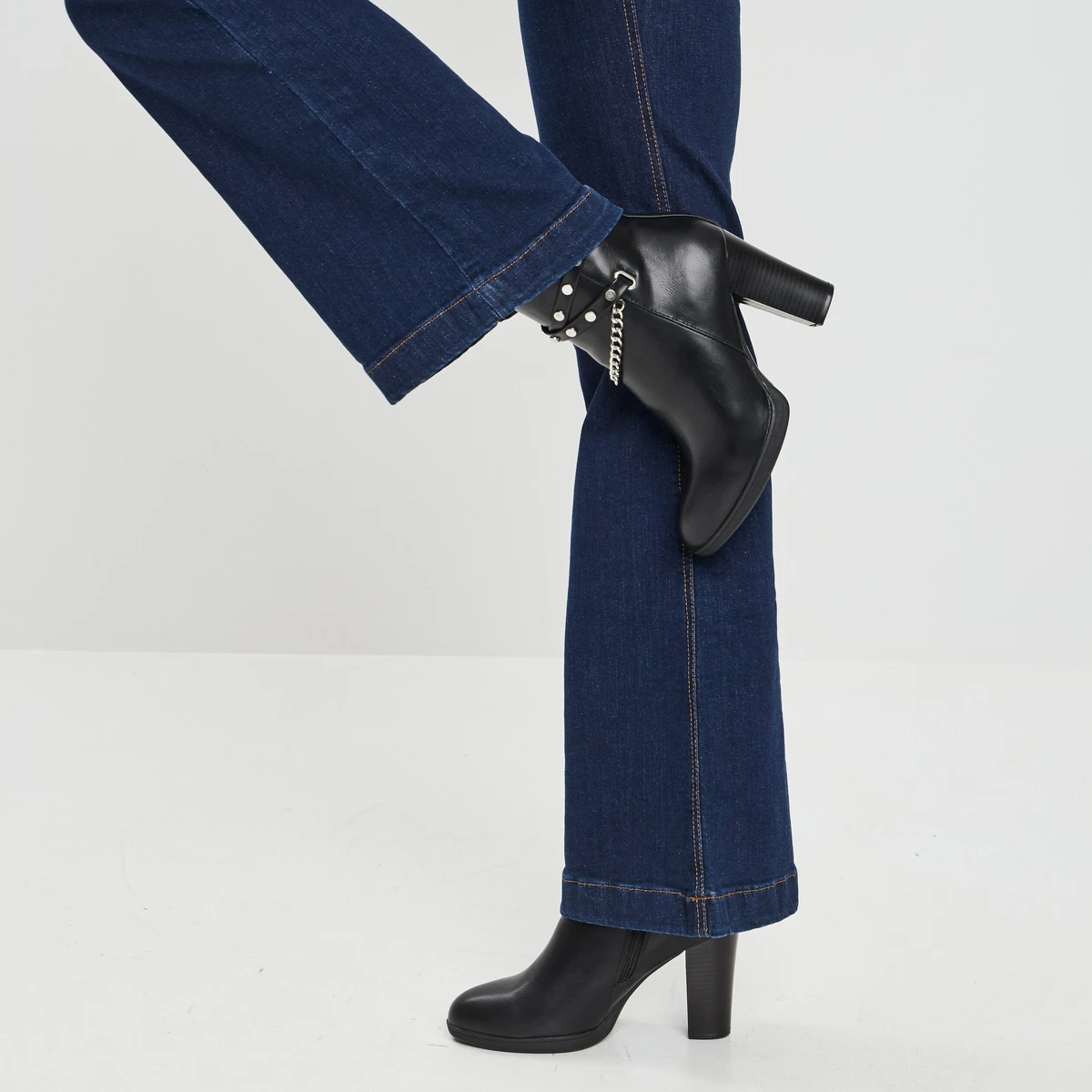 Bottines à talons avec chaînes noir femme