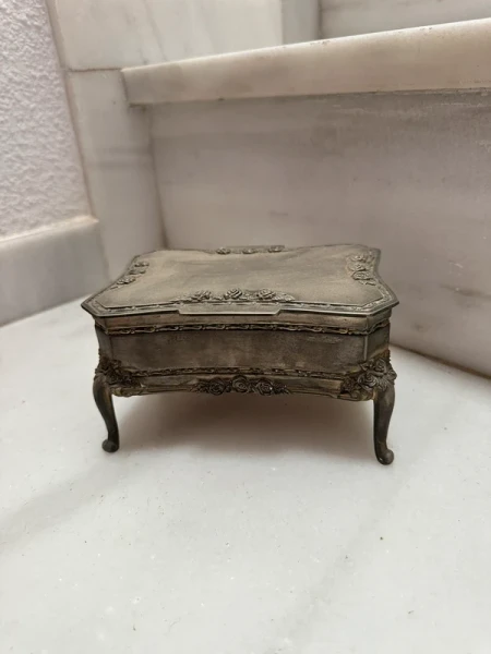 Joyero vintage metal con interior terciopelo