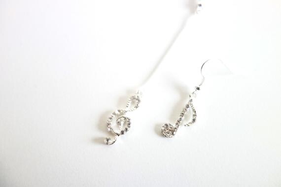 Boucles d&#39;oreilles dépareillées &quot;Notes musique&quot; couleur argent, Bijoux minimalistes argent, Bijoux femme, Cadeau pour elle, Fait main