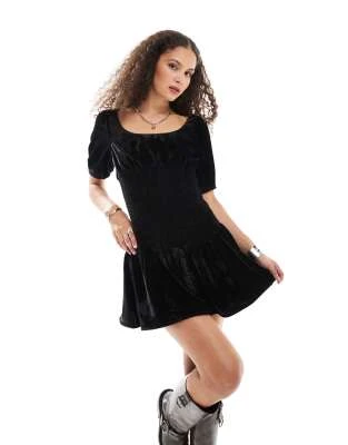 Reclaimed Vintage - Robe courte à taille basse en velours - Noir | ASOS