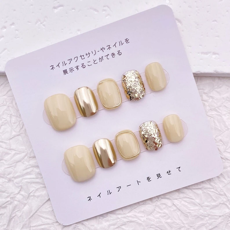 Ongles à presser champagne pailletés : nail art court en acrylique fait main