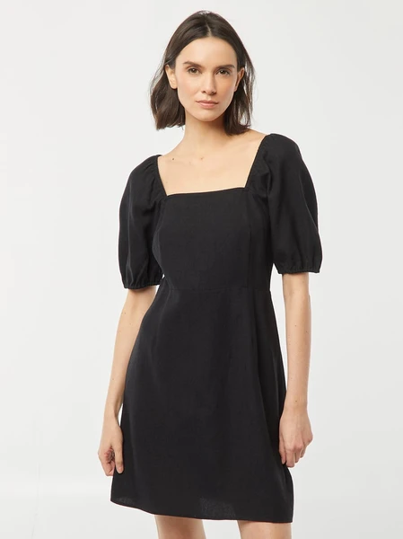 Robe courte évasée avec ouverture par un nœud au dos
