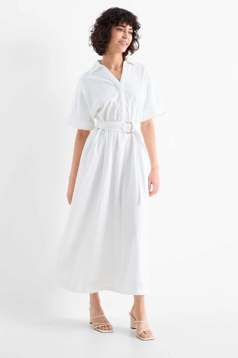 Robe-chemise avec encolure en V et ceinture - broderie anglaise