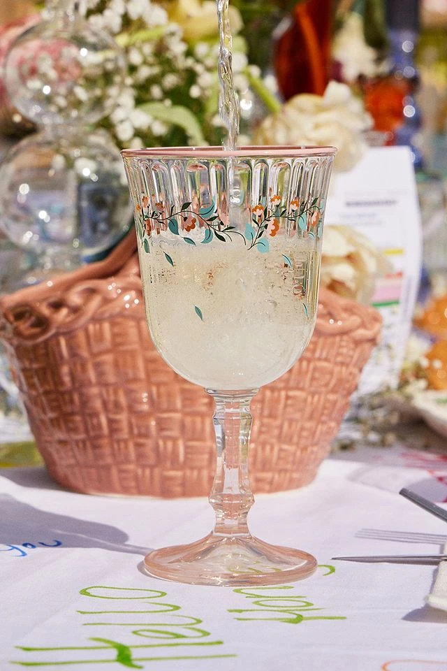 Verre à vin côtelé à motif floral