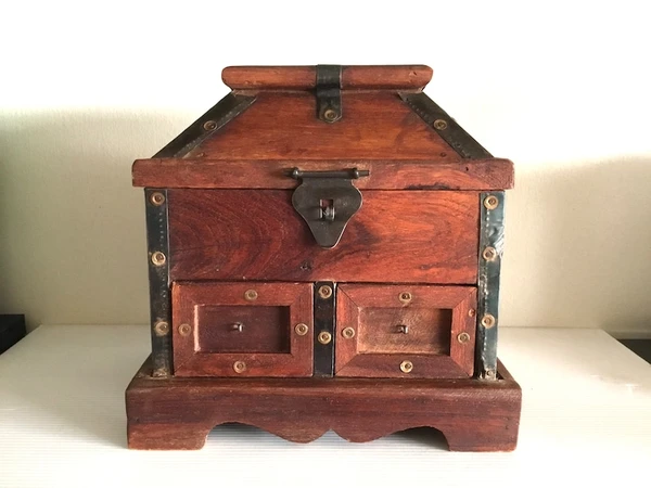 Boîte à bijoux bois en forme de coffre à tiroirs