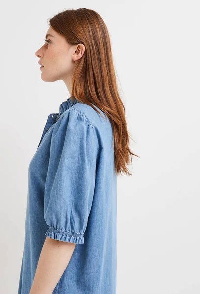 Robe courte denim à col volanté