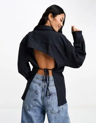 Pull&Bear - Chemise à fines rayures et dos ouvert - Bleu marine | ASOS