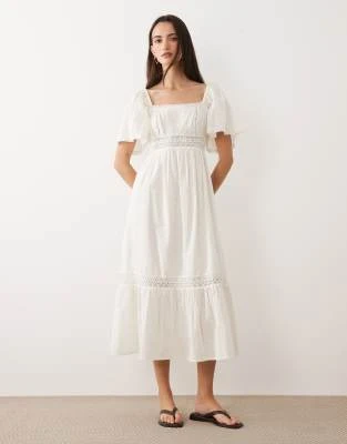New Look - Robe mi-longue en plumetis avec encolure carrée et détail au crochet - Crème