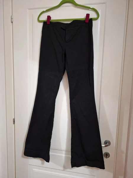 Pantalone nero a zampa