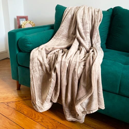 Plaid polaire à rayure ciselée imitation "fourrure" beige PLAID | Maisons du Monde