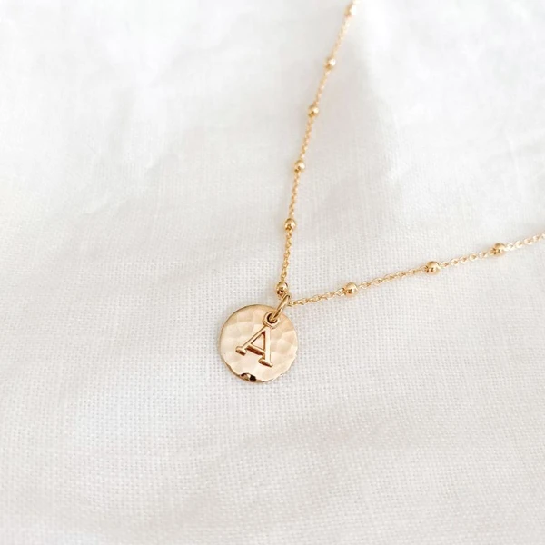 Chlo - un collier avec la lettre A