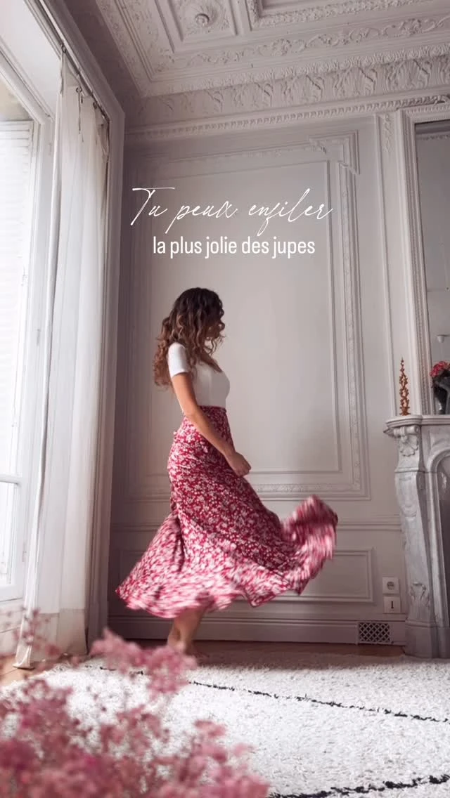 Valentine Vincenot 🐝 - Passionnée de DIY & couture sur Instagram: "👇 Voici les 5 modèles à ne pas manquer :
1️⃣ Un pantalon fluide ultra confortable, parfait pour les beaux jours ☀️
2️⃣ Une veste matelassée tendance, idéale pour la mi-saison 🧥
3️⃣ Le Isla Top avec ses jolies manches bouffantes, pour un look féminin 💖
4️⃣ Un top aux détails coup de cœur 🪡
5️⃣ Une robe style milkmaid romantique à souhait 👗
Envie de les télécharger ? Commente ‘LIENS’ et je t’envoie tout directement en MP ! 📩
Et surtout, pense à enregistrer ce post pour retrouver les patrons plus tard ! Alors, tu commences par lequel ? 😍
#couturegratuite #patrongratuit #faitmain #coutureaddict #printemps #couturefrançaise #sewingpatterns #couturemoderne"