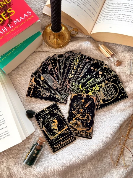Cartes de tarot tropes de livres, cartes de tarot livresques, merchandising livresque, tropes de livres, bookmerch, cartes de tarot inspirées des livres, signets