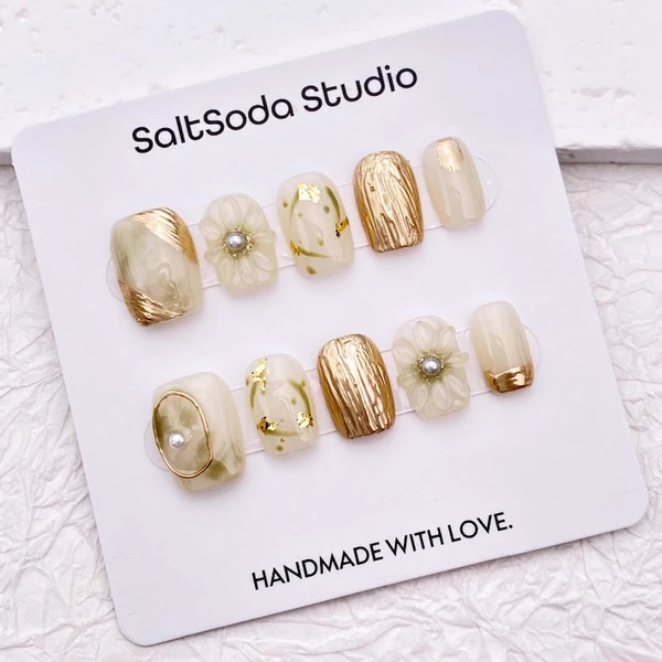 Ongles à fleurs 3D : pointe française florale dorée beige, carré court