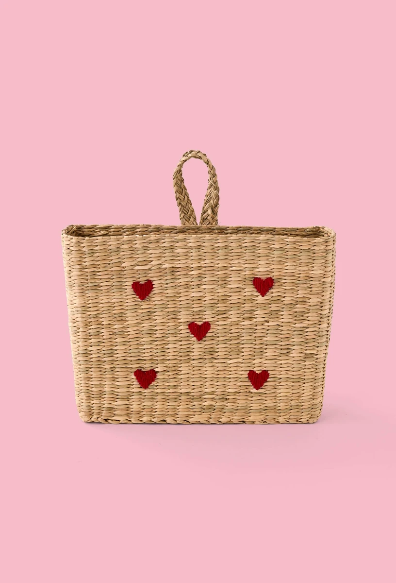 Panier coeurs brodés, 15x15cm, en jonc de mer
