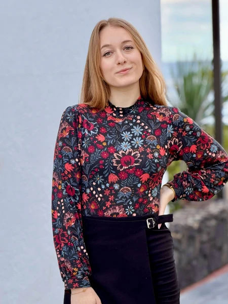 Clara sur Instagram: "🌸 Body Sora 🌸
Aujourd’hui, je vous montre le magnifique body Sora de @lisetailor que j’ai emmené dans ma valise ces vacances ✨
J’ai acheté ce kit lors du CSF et c’est clairement un de mes coups de cœur du salon 🫶🏻
C’est un modèle que j’aime beaucoup pour sa coupe près du corps et son côté facile à porter, aussi bien seul que glissé sous une jupe ou un pantalon taille haute ✨
J’ai opté pour l’option col montant et manches bouffantes et j’adore cette combinaison ! 😍
J’ai choisi le kit avec jersey Matriochka, doux et confortable avec ses beaux motifs qui en fait toute la tenue à lui seul ! Une pièce vitaminée et un patron que je compte bien recoudre encore et encore 🌸
Je suis vraiment contente d’avoir ajouté à ma garde-robe et que je porterai sans hésiter 🤍
Et toi, tu as aussi succombé au charme de Sora ? 💬
#jecoudsdoncjesuis #couture #jecoudsdoncjesuis #sewing #passioncouture"