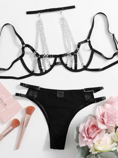 Ensemble de lingerie avec découpe à armature