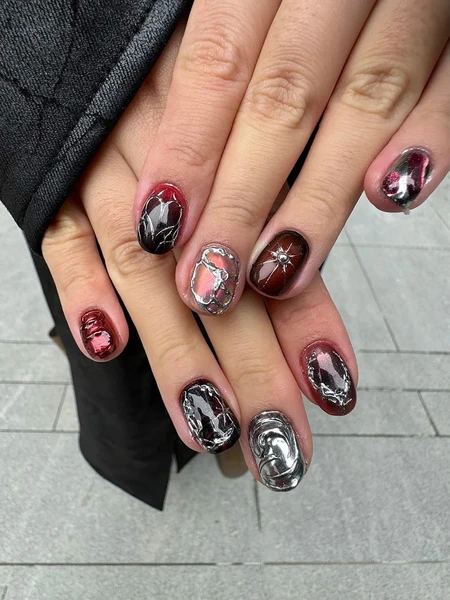 Ongles noirs et rouges gothiques à presser, ongles courts, ongles Gyaru, ongles Y2K, ongles rouges, ongles chromés 3D, ongles gothiques, argent
