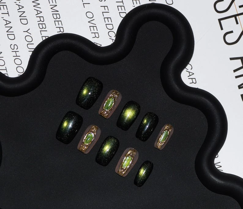 Oeil de chat réfléchissant vert sur les ongles/ongles courts de cercueil/ongles scintillants verts/presse faite main sur les ongles/mode ongles