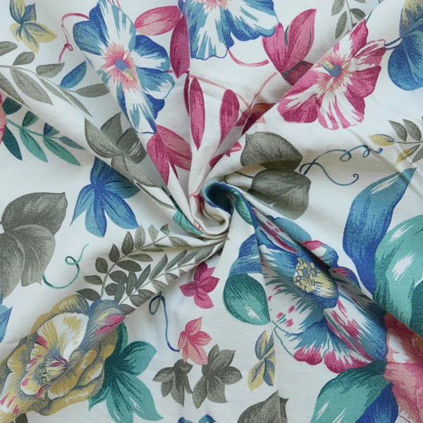 Tissu - Coton - Fond écru avec des fleurs aux teintes vertes, bleues et roses - 180 * 262 cm