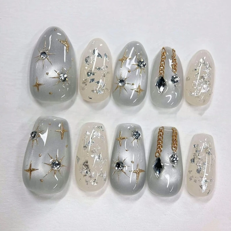 Ongles faits à la main avec étoile pailletée en forme d'oeil de chat : Ongles en gel personnalisés peints à la main