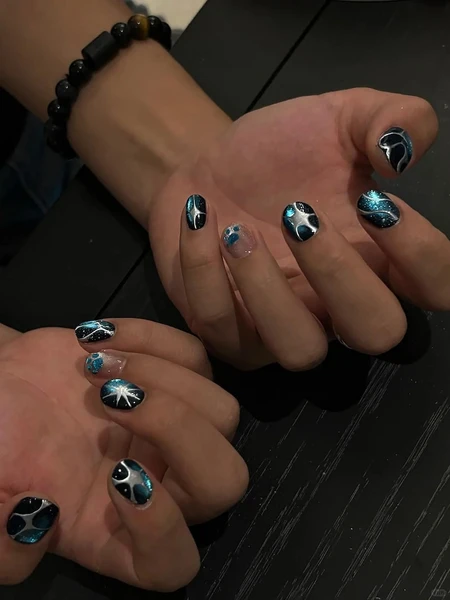 Ongles bleus pailletés oeil de chat, Ongles peints à la main bordeaux, Ongles simples, Ongles de tous les jours et Faux ongles