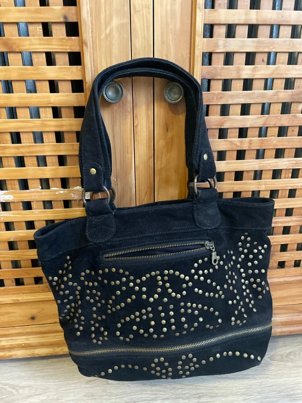 Sac forme seau daim noir et clou cuivre Antik Batik