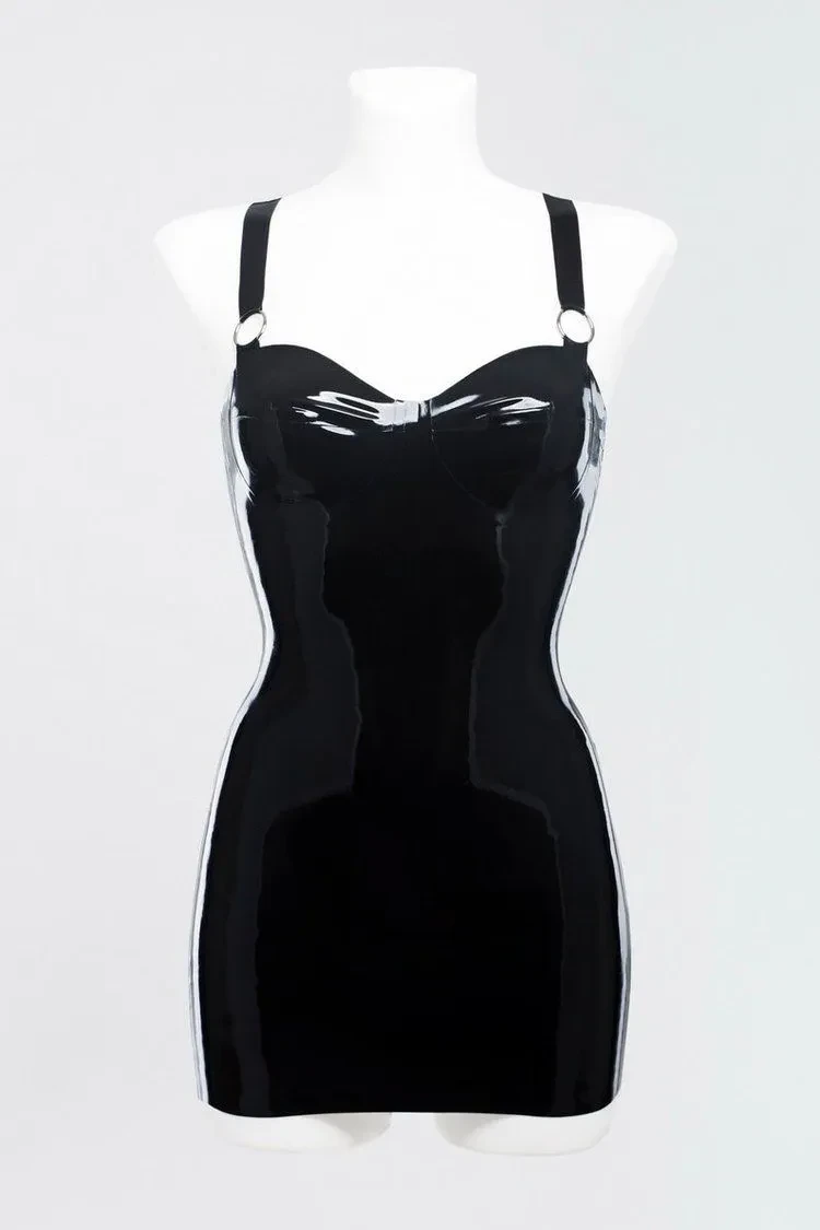 Robe en latex ornée d'anneaux métalliques