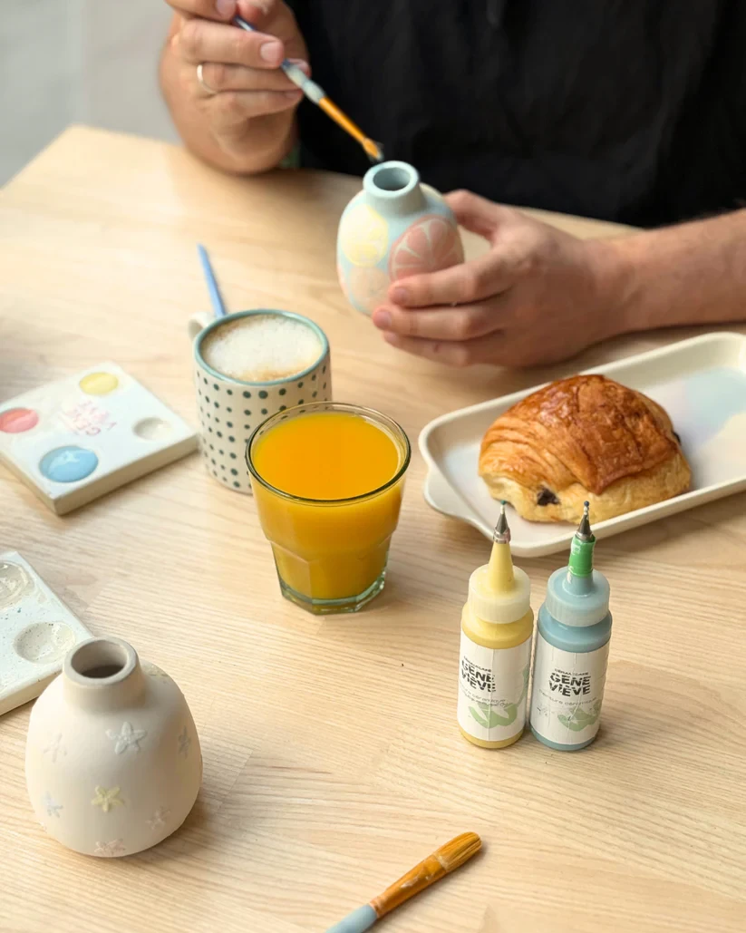 Découvrez la décoration sur céramique autour d'un petit-déjeuner avec Sylvie