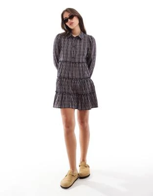 Wednesday's Girl - Robe babydoll à carreaux et volants étagés - Bleu marine multicolore | ASOS