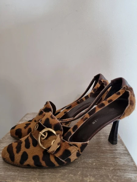 Karen Millen England : escarpins slingback cuir léopard poilu boucle