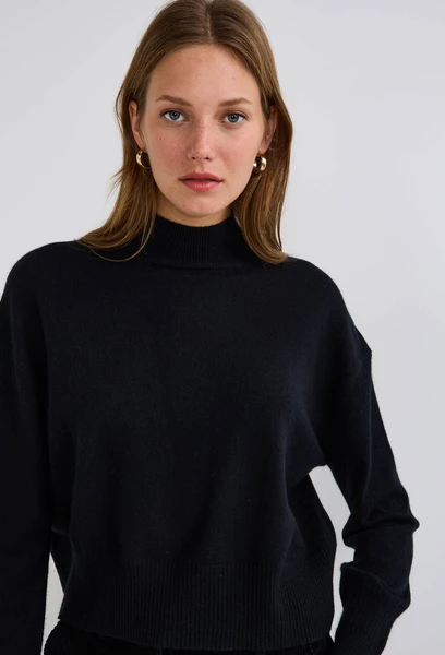 Pull court col montant en cachemire