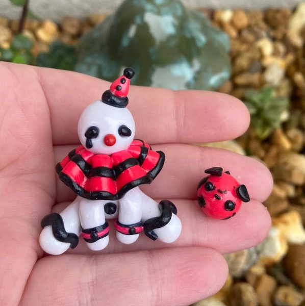 Goth Emo Clown Figurine fait main copain de bureau