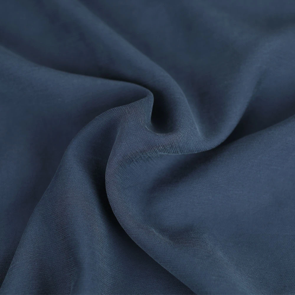 Tissu viscose uni Zélie effet peau de pêche marine / pour vos coutures de vêtements léger et souple